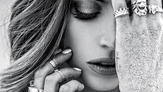 Αθηνά Οικονομάκου: «Σε αυτή τη ζωή υπάρχει φθόνος και ζήλια. Καταλαβαίνω όσους μπορεί να μη χαίρονται με τη χαρά μου»