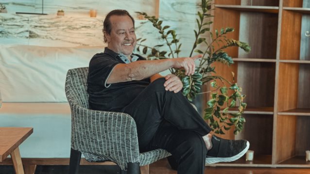 Ο Γιάννης Πάριος και &quot;Τα Θαλασσινά του Πάριου&quot; No.1 σε πωλήσεις σε μόλις δέκα μέρες