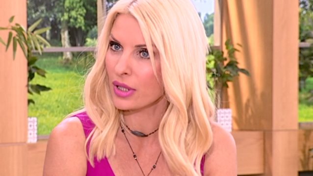 Ελένη Μενεγάκη: Η επεισοδιακή είσοδος στο πλατό &amp; ο λόγος που καθυστέρησε να εμφανιστεί στην εκπομπή