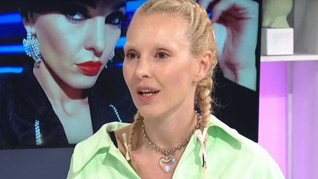 Τάμτα: &quot;Τα γαρύφαλλα που πετάνε στα μπουζούκια, στην Γεωργία χρησιμοποιούνται στις κηδείες&quot;