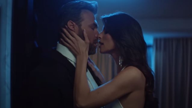 Ο Γιώργος Σαμπάνης με τη σύντροφό του Ιωάννα Σαρρή στο νέο του video clip