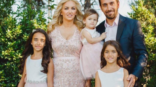 Θάνος Πετρέλης: Βάφτισε την κόρη του: Φωτογραφίες