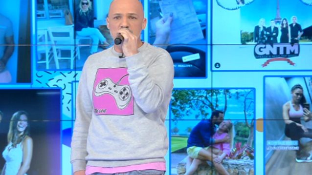 Νίκος Μουτσινάς: Ποια γνωστή τραγουδίστρια εισέβαλε ξαφνικά στην εκπομπή του; Δείτε το video