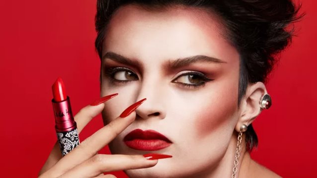 Δημιούργησε αμέτρητους, συναρπαστικούς συνδυασμούς με μόλις τρία special-edition κραγιόν