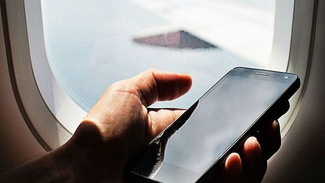 Τι πραγματικά θα συμβεί αν δεν κλείσεις το κινητό σου σε μια πτήση: Ένας πιλότος καταρρίπτει όλους τους ιπτάμενους μύθους