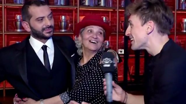 Video Of The Day: Ο Λεωνίδας Κουτσόπουλος έδωσε συνέντευξη μαζί με τη μαμά του!