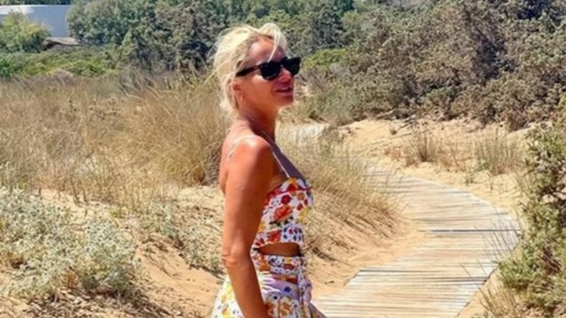 Μαρία Μπεκατώρου | Ξυπόλητη στη Σκιάθο με υπέροχο καλοκαιρινό φόρεμα σε γήινες αποχρώσεις