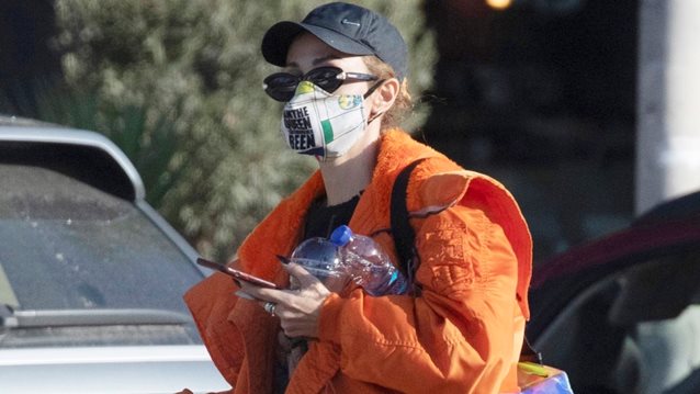 Η Ελένη Φουρέιρα σε χαλαρή βόλτα στη Γλυφάδα