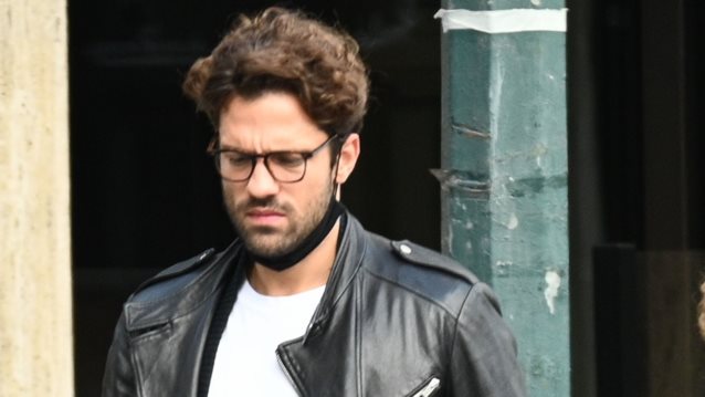 Ο Κωνσταντίνος Αργυρός σε χαλαρές στιγμές με φίλους στο κέντρο της Αθήνας