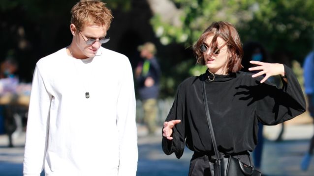 Ο Έντουαρντ Στεργίου σε νέα στιγμιότυπα με νεαρή συνοδό