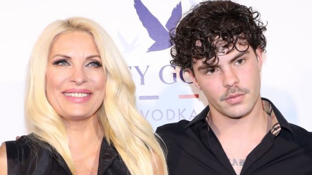 Ο Άγγελος Λάτσιος εύχεται στην Ελένη Μενεγάκη με #familygoals φωτογραφία