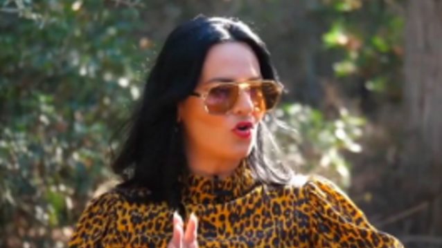 Ζενεβιέβ: &quot;Έχω ρίξει κλωτσιά κάτω από το τραπέζι στον άνδρα μου λόγω ζήλειας&quot;