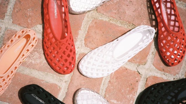 H απόλυτη 80&#39;s τάση επέστρεψε! Τα Jelly shoes του Jeffrey Campbell είναι ξανά εδώ