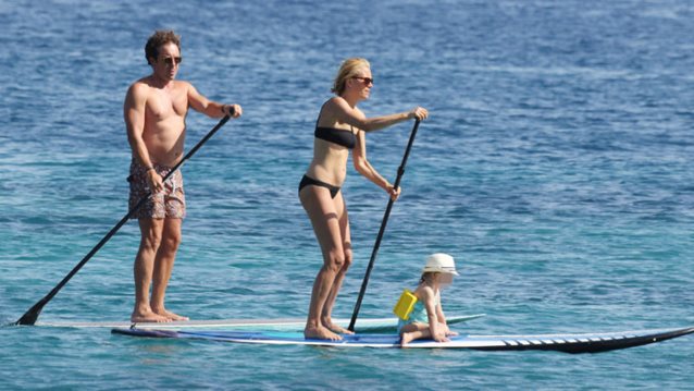 Βίκυ Καγιά &amp; Ηλίας Κρασσάς: Παιχνίδια στη θάλασσα και οικογενειακές στιγμές με τα παιδιά τους!