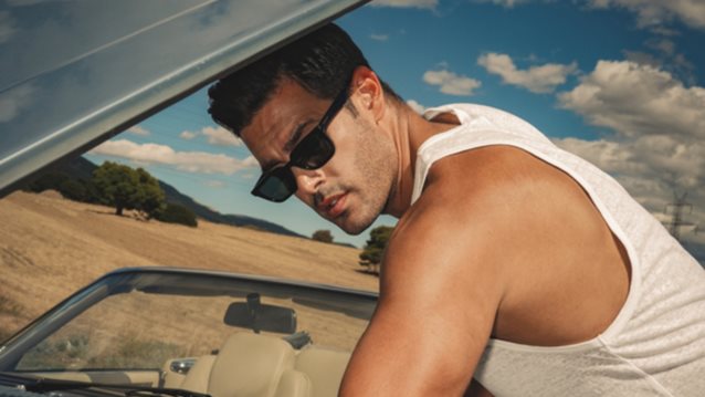 Με &quot;Λόγια Καρφιά&quot; επιστρέφει μουσικά ο Κώστας Μαρτάκης και δονεί τις αισθήσεις