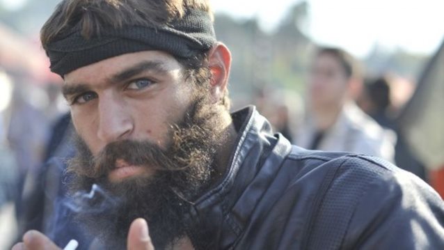 Ο Sexy Αγρότης από την Κρήτη: Οι πρωινές εκπομπές σχολιάζουν τον γοητευτικό αγρότη που διαδήλωσε στο Σύνταγμα