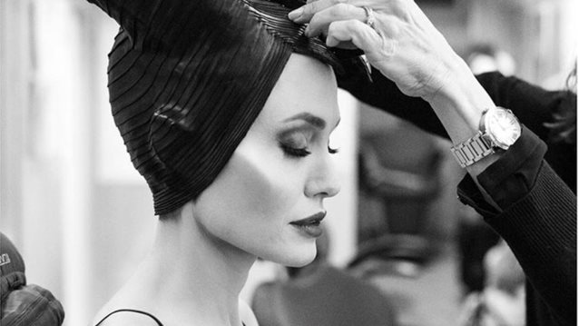 Angelina Jolie 
: Δείτε την σε ένα εντυπωσιακό βίντεο να μεταμορφώνεται σε Maleficent