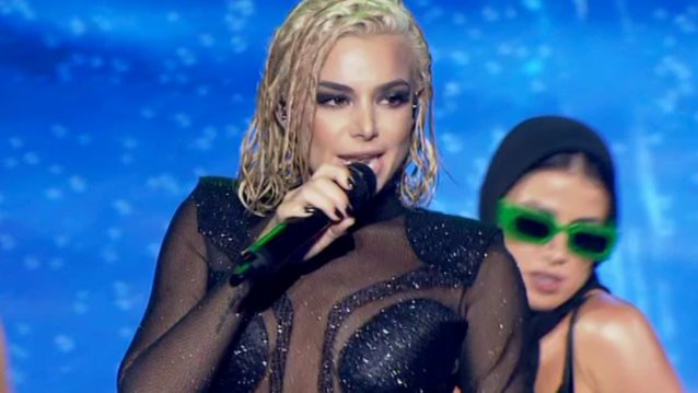 Josephine: Η «καυτή» εμφάνιση στην πρεμιέρα του J2US