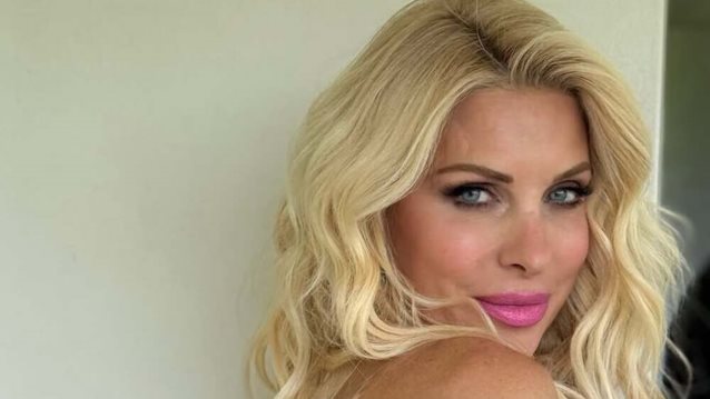 Beach is calling! Η Ελένη Μενεγάκη ποζάρει με καλοκαιρινή διάθεση στο φακό του Άγγελου Λάτσιου