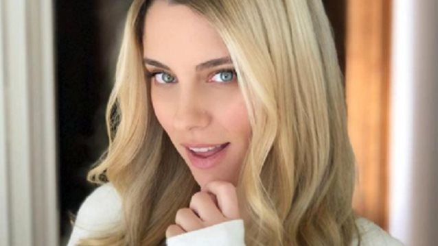 Δούκισσα Νομικού
: Ποζάρει στον 6ο μήνα της εγκυμοσύνης της με φουσκωμένη κοιλίτσα!
