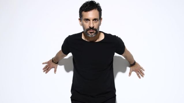 O Γιώργος Χρανιώτης φωτογραφίζει τον γιο του στην Άνδρο