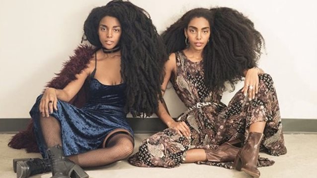 Μαλλιά Κουβάρια: Οι πανομοιότυπες δίδυμες που έγιναν διάσημες χάρη στα περίεργα μαλλιά τους