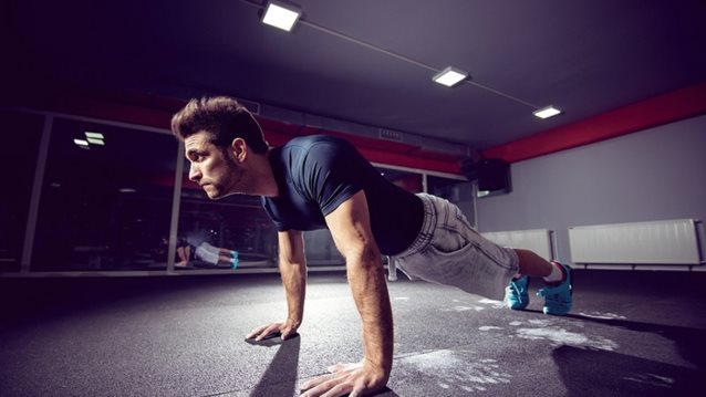 Keep Fit: Η γρήγορη πρωινή προπόνηση για να είσαι μάχιμος όλη μέρα