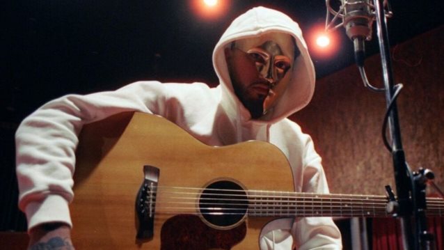 Το τριπλά πλατινένιο και viral hit του Sicario, &quot;Ίσως&quot;, οπτικοποιήθηκε με ένα θεαματικό video clip