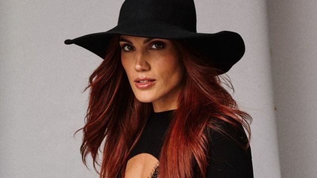 Ο καθρέφτης της Μαίρης Συνατσάκη | Στρογγυλός, ξύλινος και θα τον βρεις στην IKEA