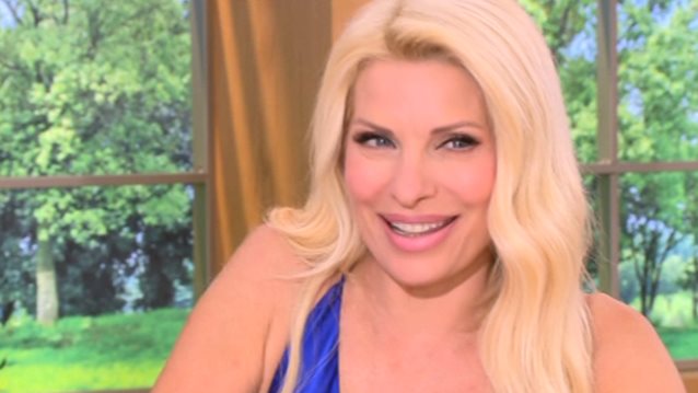 Ελένη Μενεγάκη: Η σέξι εμφάνιση που έκλεψε τις εντυπώσεις &amp; τα σχέδια για το τριήμερο του Αγ. Πνεύματος