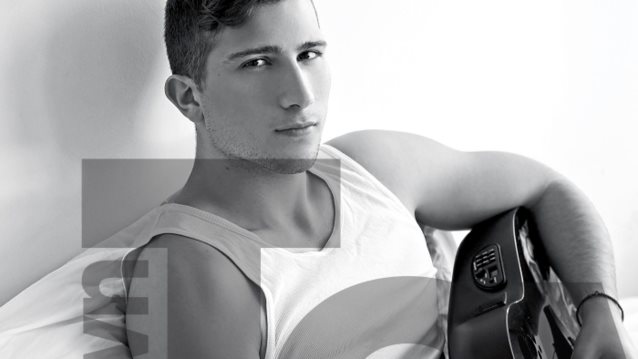 Γιάννης Ξανθόπουλος: Φωτογραφίζεται με σέξι διάθεση και δηλώνει: «Δεν έχω σχέση. Μου την πέφτουν, γιατί άραγε;»