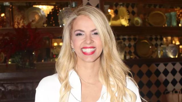 Η Τζένη Μελιτά με κόκκινη δερμάτινη φούστα | Το total look από ελληνικό brand