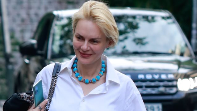 Έλενα Χριστοπούλου | Δες το stylish outfit που επέλεξε σε έξοδο με τον σύντροφό της (pics)