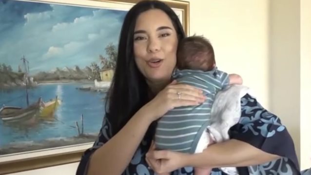 Η Άννα Τσουκαλά αγκαλιά με το νεογέννητο μωρό της - &quot;Αν δεν κάναμε παιδί θα υιοθετούσαμε&quot;