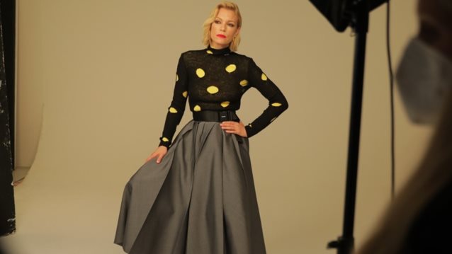 To κομψό σύνολο της Βίκυς Καγιά με παντελόνι από το H&amp;M