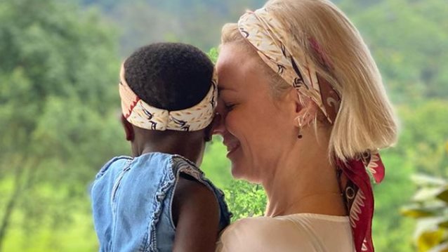 Η Xριστίνα Κοντοβά δημοσίευσε μια νέα τρυφερή φωτογραφία με το κοριτσάκι που θα υιοθετήσει