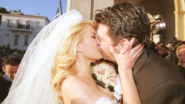 Ακριβώς 24 χρόνια πριν | Όταν η Ελένη Μενεγάκη παντρευόταν τον Γιάννη Λάτσιο με το &quot;μια σταλίτσα&quot; νυφικό της