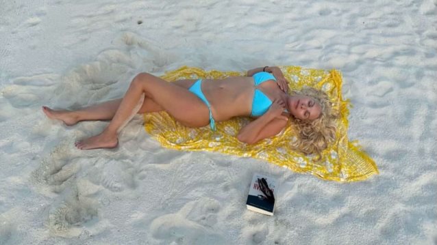 Εντυπωσιάζει η Ελένη Μενεγάκη στις νέες φωτογραφίες από τις διακοπές της