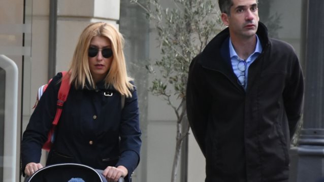 Σία Κοσιώνη – Κώστας Μπακογιάννης: Βόλτα με τον γιο τους στην Κηφισιά
