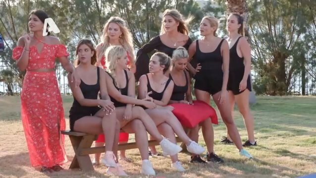 &quot;The Bachelor&quot; | Η Φενια καρφωνει τη Φαιη στα κοριτσια! Ο εργενης σε πολυ αβολη θεση