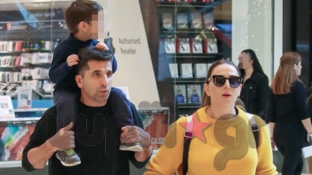 Θανάσης Βισκαδουράκης: Η σπάνια δημόσια εμφάνιση με τη σύζυγο και τον γιο του