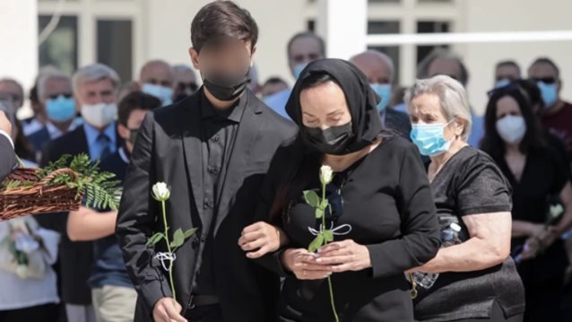 Κηδεία Τσοχατζόπουλου: Γονατιστή στο φέρετρο η Βίκυ Σταμάτη - Λίγοι συγγενείς και φίλοι στο τελευταίο αντίο