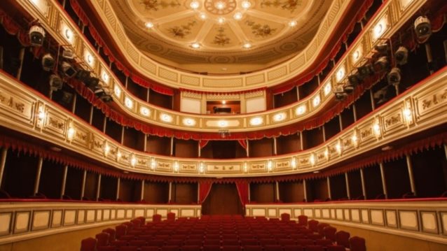 Στο Αυτοφωρο γνωστος τενορος: Kατηγορειται για τον ξυλοδαρμο του 15χρονου γιου του