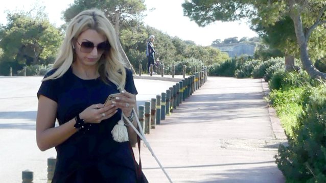 Η Κωνσταντίνα Σπυροπούλου βόλτα με το σκυλάκι της