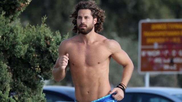 Ο Νάσος Παπαργυρόπουλος βγήκε για τρέξιμο χωρίς μπλούζα και... μοίρασε εγκεφαλικά