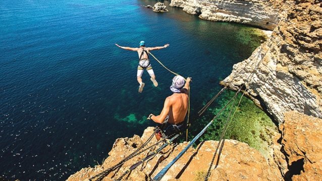 Σε ποια ηλικία σταματάμε να είμαστε τόσο τολμηροί;
: Πότε αλλάζει σημαντικά ο τρόπος ζωής μας