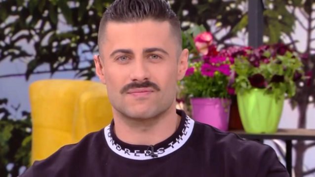 Κωνσταντίνος Βασάλος: Εμφανίστηκε με μουστάκι και δίχασε τους συνεργάτες του!