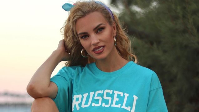 Η Τζούλια Νόβα παρατείνει το καλοκαίρι με τις πιο τρυφερές φωτογραφίες παρέα με την κόρη της