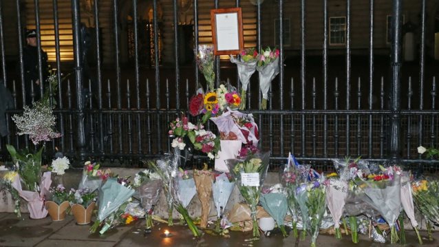 Βασίλισσα Ελισάβετ | Φωτογραφίες από το Buckingham Palace - Ο κόσμος πενθεί για τη μακροβιότερη μονάρχη της Μ.Βρετανίας