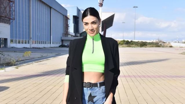 Τζιν και αθλητικά παπούτσια: Πώς θα απογειώσεις τον απλό συνδυασμό όπως η Ήβη Αδάμου - έφερε το street style στους δρόμους της Αθήνας